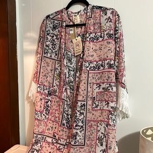 Adorable kimono. Beautiful flower details and lace, fringed sleeves.